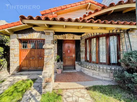 Casa 4 amb en Villa Sarmiento c/ jardín y cochera
