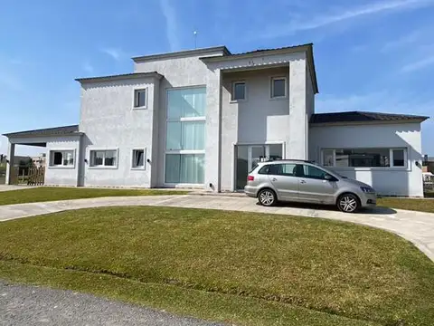 Casa en Alquiler en Countries y Barrios Cerrados en Berazategui, USD 2.500
