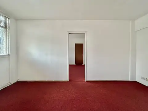 Oficina externa frente a LA FAVORITA. Son dos oficinas que se venden conjuntamente.