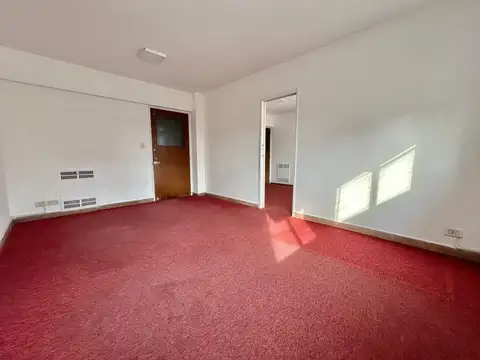 Oficina externa frente a LA FAVORITA. Son dos oficinas que se venden conjuntamente.