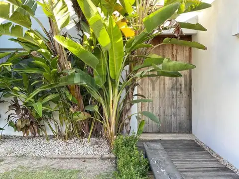 Casa de una planta con pileta en alquiler temporario en el Barrio Barbarita Tigre. Disponible primer