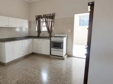 Casa 6 ambientes con 2 baños