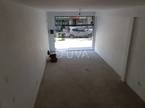 Local de 100 m2 en planta baja  y departamento de 2 ambientes con patio y 2 baños.