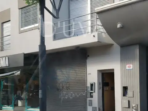 Local de 100 m2 en planta baja  y departamento de 2 ambientes con patio y 2 baños.