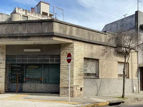 Casa en Venta con Local propio y Terraza- Villa Devoto.