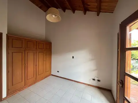 Casa en Alquiler con 2 cocheras