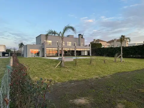 Casa 6 ambientes con 5 baños