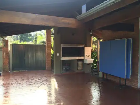 Casa 6 ambientes con 2 baños