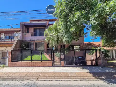 VENTA DE CASA de 6 amb, gge p/2 autos y patio quincho pil