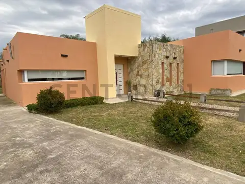 Casa en Alquiler con 4 cocheras