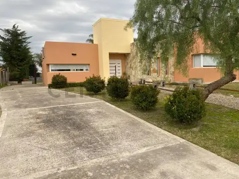 CASA CON PILETA PARQUIZADA EN ALQUILER