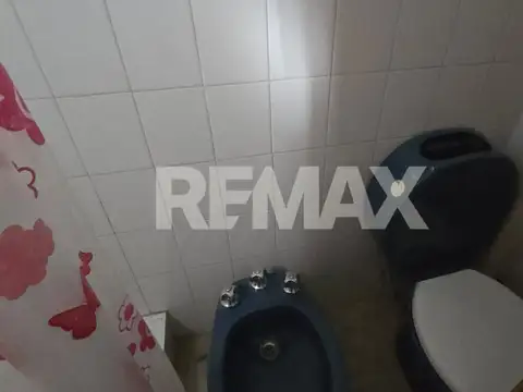 CASA EN VENTA DE 2 DORMI EN ESQUINA FERNÁNDEZ ORO