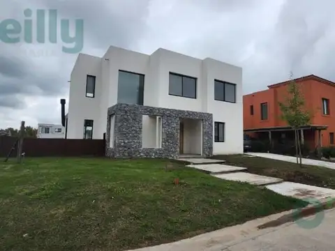 Casa a estrenar en Laguna Grande, con pileta y vista al agua — Villanueva