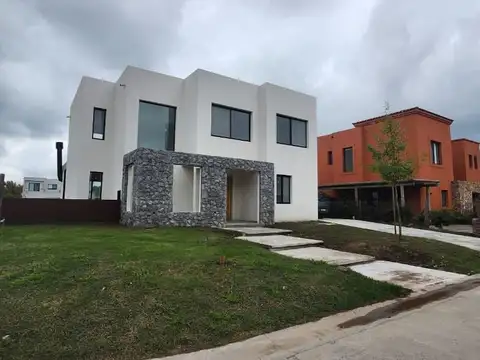 Casa a la venta  en Laguna Grande