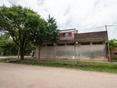 Casa 9 ambientes con 2 baños