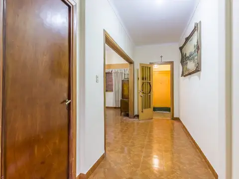 Casa 6 ambientes con 2 baños