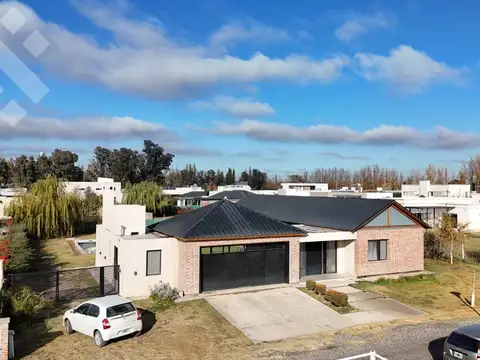 Moderna casa en planta baja con pileta - Bº La Falda Cipolletti