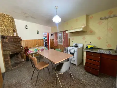 CASA DE 2 AMBIENTES CON ESTACIONAMIENTO SEMICUBIERTO