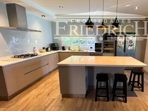 Casa en Venta con 6 cocheras