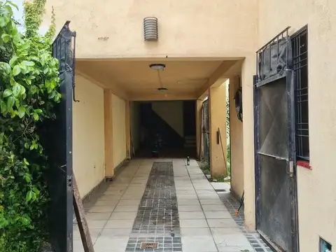Casa en Alquiler con 3 cocheras