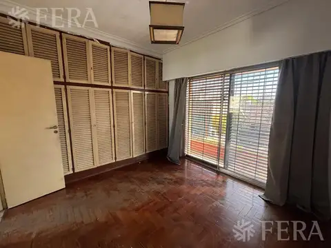 Casa en Alquiler con 3 cocheras