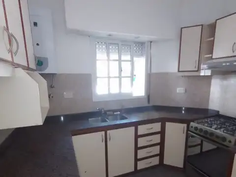 URQUIZA 3700. CASA AL FRENTE. RECICLADA .GARAGE, TERRAZA CON PARRILLERO, LAVADERO