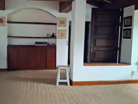 Casa 6 ambientes con 2 baños