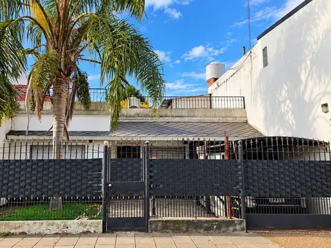 CASA A RESTAURAR SOBRE LOTE DE 10 X 26,60 M - IDEAL INVERSOR / DESARROLLO