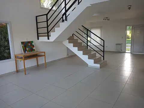 Casa en Alquiler con 2 cocheras