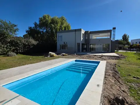 Alquiler Casa Barrio Privado La Zagala con piscina