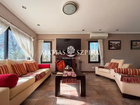 Casa 4 ambientes con 2 baños