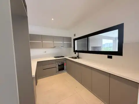 Casa de 6 Ambientes en Barrio San Pablo – Diseño, Confort y Calidad en Pilar ?