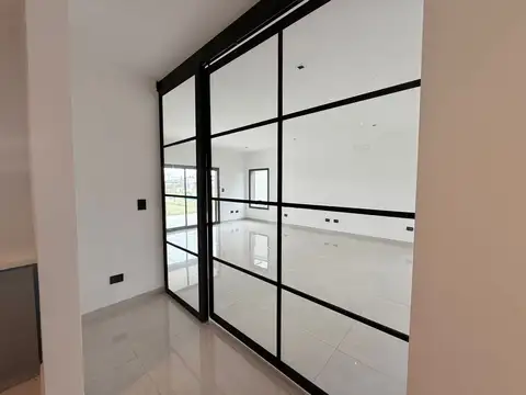 Casa 6 ambientes con 2 baños