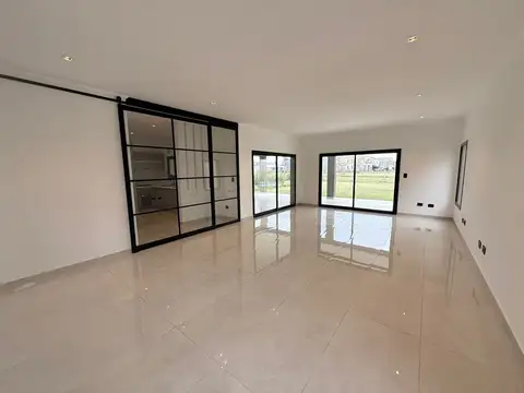 Casa en Venta con 4 cocheras