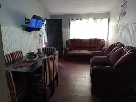 Casa con 3 habitaciones , cochera semi cubierta ,patio.