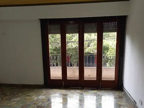 4 amb. 1º por escalera frente y contrafrente con balcòn corrido y patio amplio con parrilla