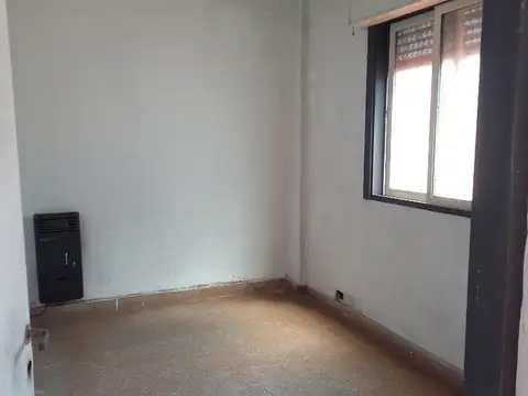 4 amb. 1º por escalera frente y contrafrente con balcòn corrido y patio amplio con parrilla