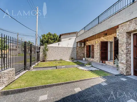 Casa en Venta con 3 cocheras