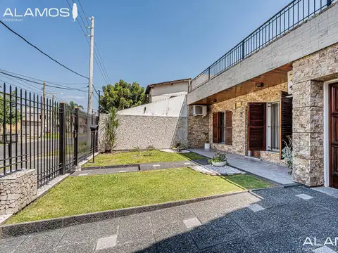 Casa en Venta con 3 cocheras