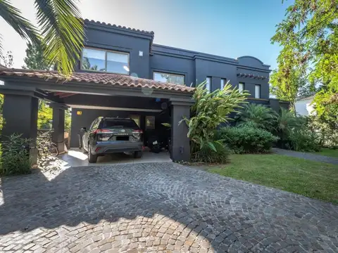 Casa en Venta con 4 cocheras