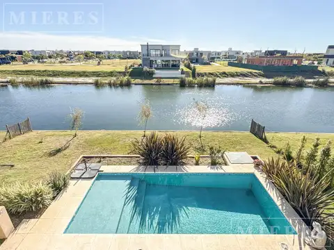 Casa sustentable en venta sobre lote a espejo de agua en barrio Ceibos Puertos