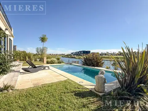 Casa sustentable en venta sobre lote a espejo de agua en Barrio Puertos, Ceibos 1