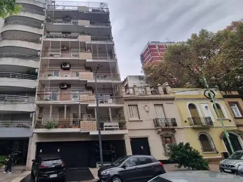 Departamento de 4 ambientes + dependencia de servicio.