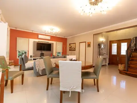 Casa en Venta con 2 cocheras