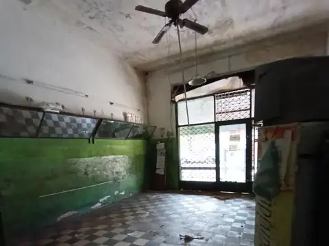 Se alquila local del medio – Esquina en Lanus .