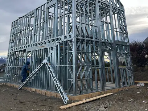 Casas "A Estrenar" de tres ambientes (en dos plantas), con cochera y jardín libre.