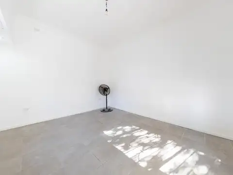 VENTA - CASA DE DOS DORMITORIOS CON PATIO - BARRIO ABASTO
