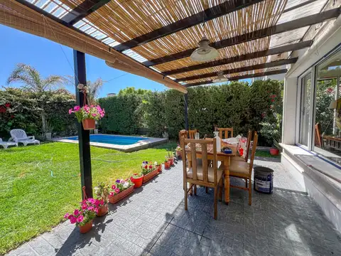 Casa en Alquiler con 2 cocheras