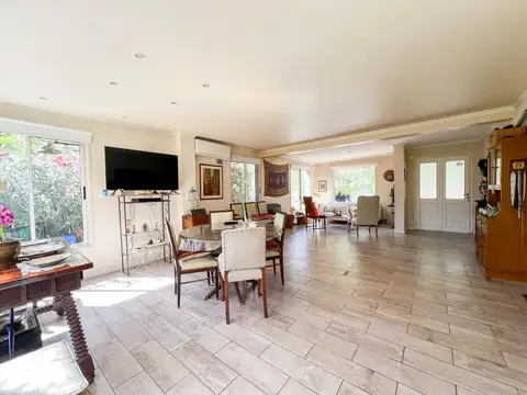 Casa 6 ambientes con 2 baños