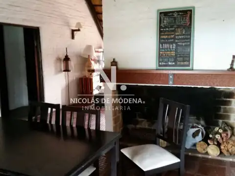 Casa en Venta en Playa Mansa Pinares Seis dormitorios, piscina y barbacoa en Pinares